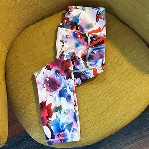 NEW!!! Floral 3/4 Leggings